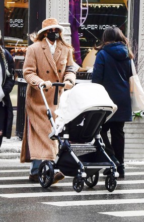 New York, NY - Gigi Hadid looks stylish in a Louis Vuitton bucket hat as she steps out for an afternoon walk with her baby daughter.Pictured: Gigi HadidBACKGRID USA 19 DECEMBER 2020 USA: +1 310 798 9111 / usasales@backgrid.comUK: +44 208 344 2007 / uksales@backgrid.com*UK Clients - Pictures Containing ChildrenPlease Pixelate Face Prior To Publication *