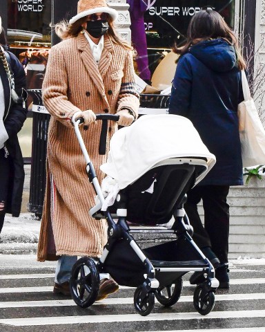 New York, NY - Gigi Hadid looks stylish in a Louis Vuitton bucket hat as she steps out for an afternoon walk with her baby daughter.Pictured: Gigi HadidBACKGRID USA 19 DECEMBER 2020 USA: +1 310 798 9111 / usasales@backgrid.comUK: +44 208 344 2007 / uksales@backgrid.com*UK Clients - Pictures Containing ChildrenPlease Pixelate Face Prior To Publication*