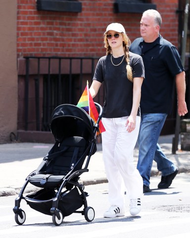 Jennifer Lawrence heads home after buying a Pride flag in Washington Square Park in New York City

Pictured: Jennifer Lawrence
Ref: SPL8523311 250623 NON-EXCLUSIVE
Picture by: Christopher Peterson / SplashNews.com

Splash News and Pictures
USA: 310-525-5808
UK: 020 8126 1009
eamteam@shutterstock.com

World Rights