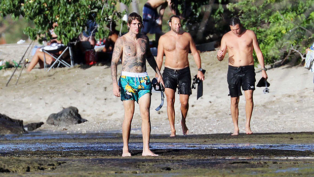 Justin Bieber S Shirtless Photos From Beach Day With Friends In Hawaii Hollywood Life