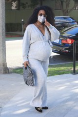 Pregnant Kelly Rowland seen in Santa Monica for a doctor's visit. 14 Jan 2021 Pictured: Kelly Rowland. Photo credit: MEGA TheMegaAgency.com +1 888 505 6342 (Mega Agency TagID: MEGA726371_001.jpg) [Photo via Mega Agency]