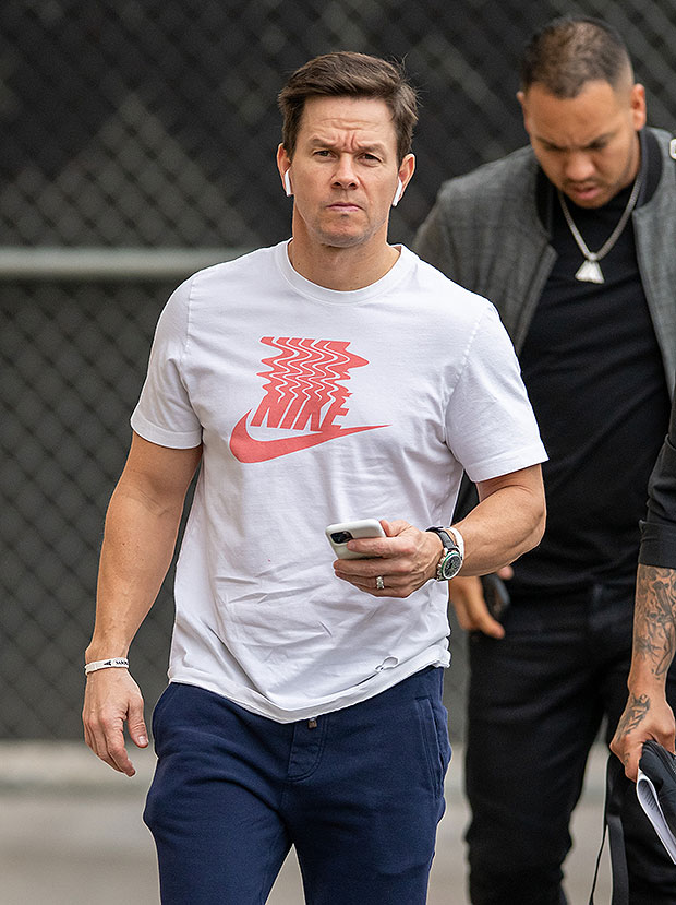 Mark Wahlberg Does Shirtless Workout &amp; Says He&#39;s Building &#39;New Muscle&#39; –  Hollywood Life