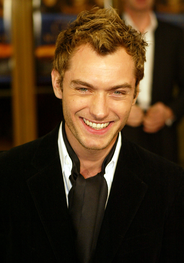 Jude Law arrives at the premiere of the film "Cold Mountain" at t...