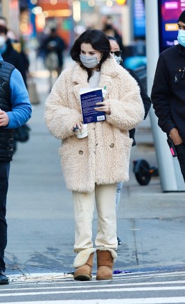 Selena Gomez bundles up for the cold weather while carrying a book on the set of “Only Murders in the Building” in Manhattan’s Upper West Side. 19 Jan 2021 Pictured: Selena Gomez. Photo credit: LRNYC / MEGA TheMegaAgency.com +1 888 505 6342 (Mega Agency TagID: MEGA727253_001.jpg) [Photo via Mega Agency]