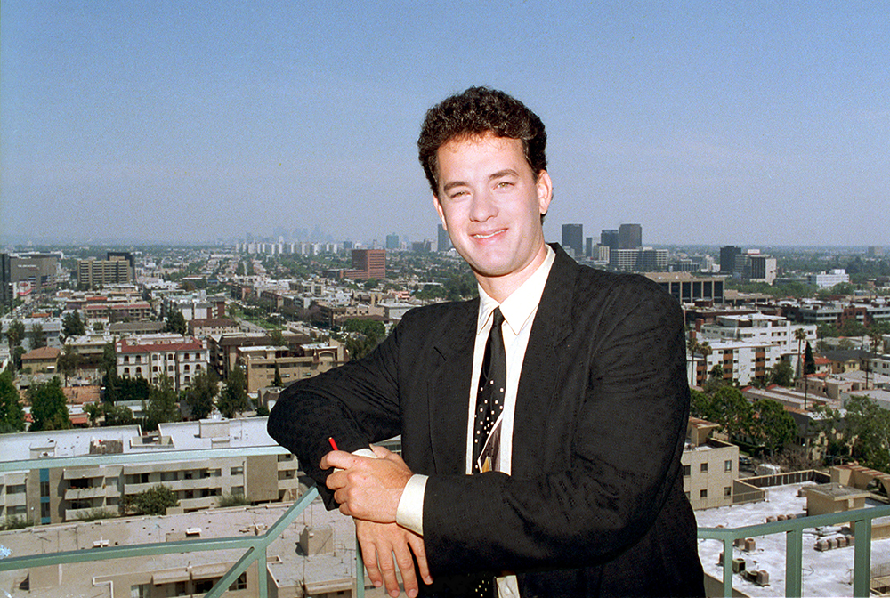 Aktor Tom Hanks pozuje w Los Angeles, Kalifornia, 16 maja 1988 r. (AP Photo/Lennox McLendon)