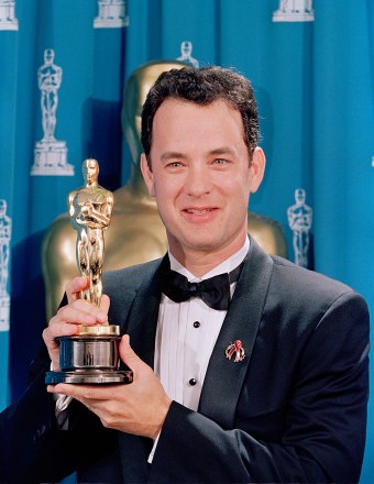 Tom Hanks memegang Oscar pertamanya di belakang panggung pada upacara Academy Awards ke-66 yang diadakan di Dorothy Chandler Pavilion di Los Angeles, 21 Maret 1994. Tom Hanks memenangkan Oscar Aktor Terbaik untuk perannya sebagai Andrew Beckett dalam film Philadelphia.  (AP Photo/NewsBase)