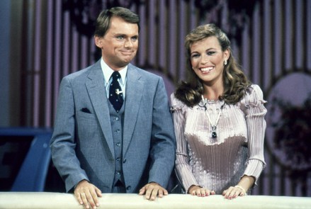 WHEEL OF FORTUNE, (from left): Pat Sajak, Vanna White, (circa 1983), 1975-.