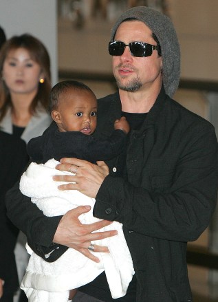 Aktor Hollywood Brad Pitt menggendong putri Angelina Jolie, Zahara, setibanya di bandara internasional Tokyo di Narita pada hari Minggu 27 November 2005. Aktor tersebut, bersama dengan aktris dan Duta Besar UNHCR Angelina Jolie, tiba untuk pemutaran film baru mereka di Jepang, Mr. dan Mrs. Smith, dijadwalkan 3 Desember. Sebelum terbang ke Jepang, Brad Pitt, mengunjungi Pakistan bersama Angelina Jolie, menyumbangkan 40 tempat tidur ortopedi ke rumah sakit Islamabad yang telah berjuang untuk mengatasi ribuan kasus medis serius sejak bencana 8 Oktober. gempa bumi di Pakistan utara, menurut badan PBB. (AP Photo/Shizuo Kambayashi)