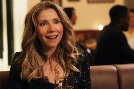 FIREFLY LANE (L to R) SARAH CHALKE as KATE in episode 103 of  FIREFLY LANE. Cr. COURTESY OF NETFLIX © 2020