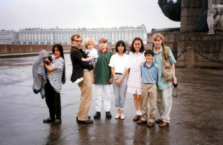 Woody Allen and Mia Farrow In Leningrad With children Satchel, Lark, Dylan, Fletcher, Daisy And Soon Yi, Moses. Credit: 1605726Globe Photos/MediaPunch /IPX