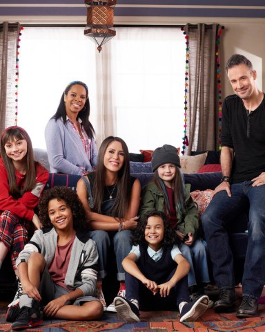 PUNKY BREWSTER -- Season: Pilot -- Pictured: (l-r) Lauren Lindsey Donzis as Hannah, Noah Cottrell as Diego, Cherie Johnson as Cherie, Soleil Moon Frye as Punky, Oliver De Los Santos as Daniel, Quinn Copeland as Izzy, Freddie Prinze Jr. as Travis (Photo by: Robert Trachtenberg/Peacock)