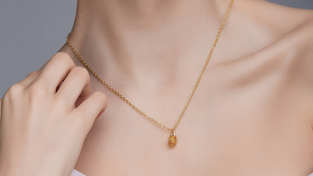 The Kendra Scott Elisa Pendant Necklace Sells Every Minute