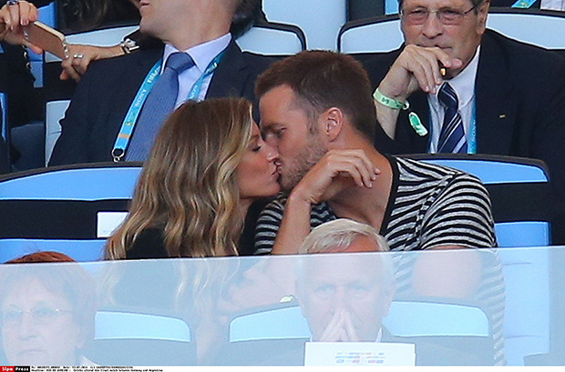 Gisele Bundchen i jego mąż Tom Brady biorą udział w meczu finałowym Mistrzostw Świata FIFA 2014 w Brazylii pomiędzy Niemcami a Argentyną na Estadio Maracana w Rio de Janeiro w Brazylii. 13.07.2014/VULAURENT_PPFINL_VU0042/Credit:LAURENTVU/TAAMALLAH/SIPA/1407141026 (Sipa za pośrednictwem obrazów AP)