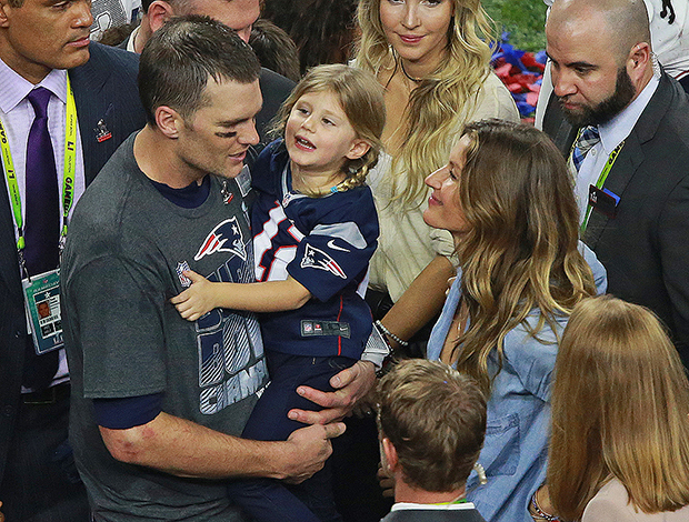 Gisele BŸndchen i jej supergwiazda QB Tom Brady na Super Bowl XLI. Vivian, Benjamin JohnEdward Thomas Moynihan Na zdjęciu: Tom Brady, Vivian Brady, Gisele Bundchen, rodzina Toma Brady'ego Gisele BŸndchen Galynn Patricia Brady Vivian Brady Benjamin Brady Vivian BRady Gisele Bundchen John Edward Thomas Moynihan Josh McDaniels Vivan Brady Komisarz NFL Roger Goodell Nr ref.: SPL396599 080217 NIEEKSKLUZYWNE Zdjęcie: SplashNews.com Splash News and Pictures USA: +1 310-525-5808 Londyn: +44 (0)20 8126 1009 Berlin: +49 175 3764 166 photodesk@splashnews.com Prawa Światowe