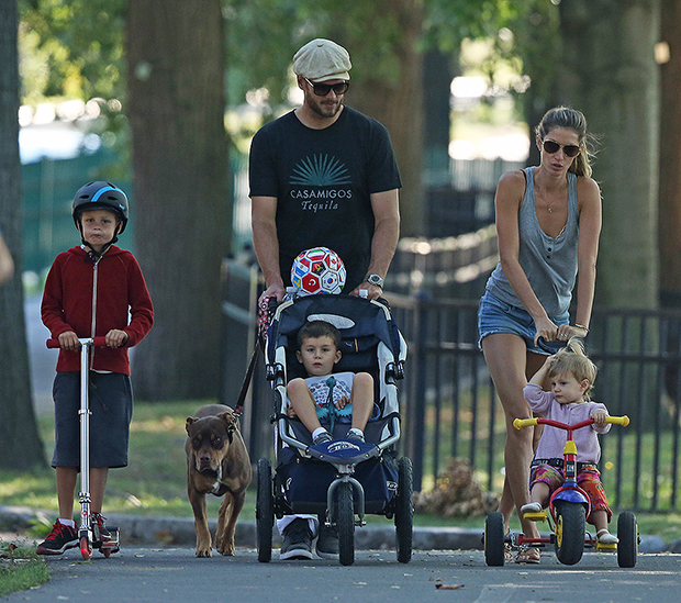 Tom Brady i Gisele Bundchen spędzają czas, bawiąc się z dziećmi Johnem, Benjaminem i Vivian na placu zabaw. Grali w piłkę nożną i huśtali się na huśtawkach w centrum Bostonu w stanie Massachusetts. Na zdjęciu: tom brady, gisele bundchen, John Moynahan, Benjamin Brady, Vivian Lake Brady, tom brady gisele bundchen John Moynahan Benjamin Brady Vivian Lake Brady Ref: SPL824292 230814 NIEEKSKLUZYWNY Zdjęcie: SplashNews.com Splash News and Pictures USA: +1 310-525-5808 Londyn: +44 (0)20 8126 1009 Berlin: +49 175 3764 166 photodesk@splashnews.com Prawa Światowe