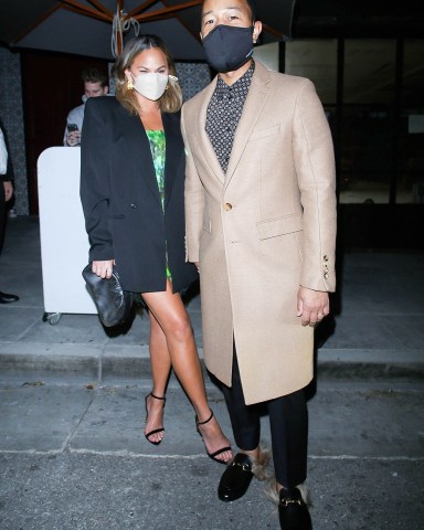 Los Angeles, CA - *EXCLUSIVE* Chrissy Teigen and John Legend dress to the nines as they step out for a romantic date night at Sapgos Resturant as restaurants in LA reopen.Pictured: Chrissy Teigen, John LegendBACKGRID USA 1 FEBRUARY 2021 USA: +1 310 798 9111 / usasales@backgrid.comUK: +44 208 344 2007 / uksales@backgrid.com*UK Clients - Pictures Containing ChildrenPlease Pixelate Face Prior To Publication*