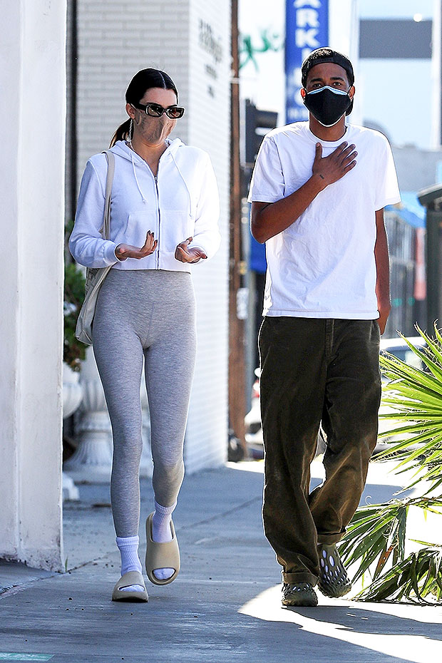 Tilstedeværelse identifikation person Kendall Jenner Wears Yeezy Slides After Kim Files For Divorce – Hollywood  Life