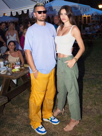 Scott Disick, trái và Amelia Hamlin tham dự một bữa tiệc tại Ruschmeyer's, ở Montauk, NY Celebrity Sightings ở Montauk, East Hampton, Hoa Kỳ - ngày 17 tháng 7 năm 2021