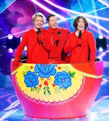 THE MASKED SINGER: Isaac, Taylor and Zac Hanson with host Nice Cannon in “The Quarter Finals - Five Fan Favorites!” episode of THE MASKED SINGER airing Wednesday, May 12 (8:00-9:00 PM ET/PT), © 2021 FOX MEDIA LLC. CR: Michael Becker/FOX.