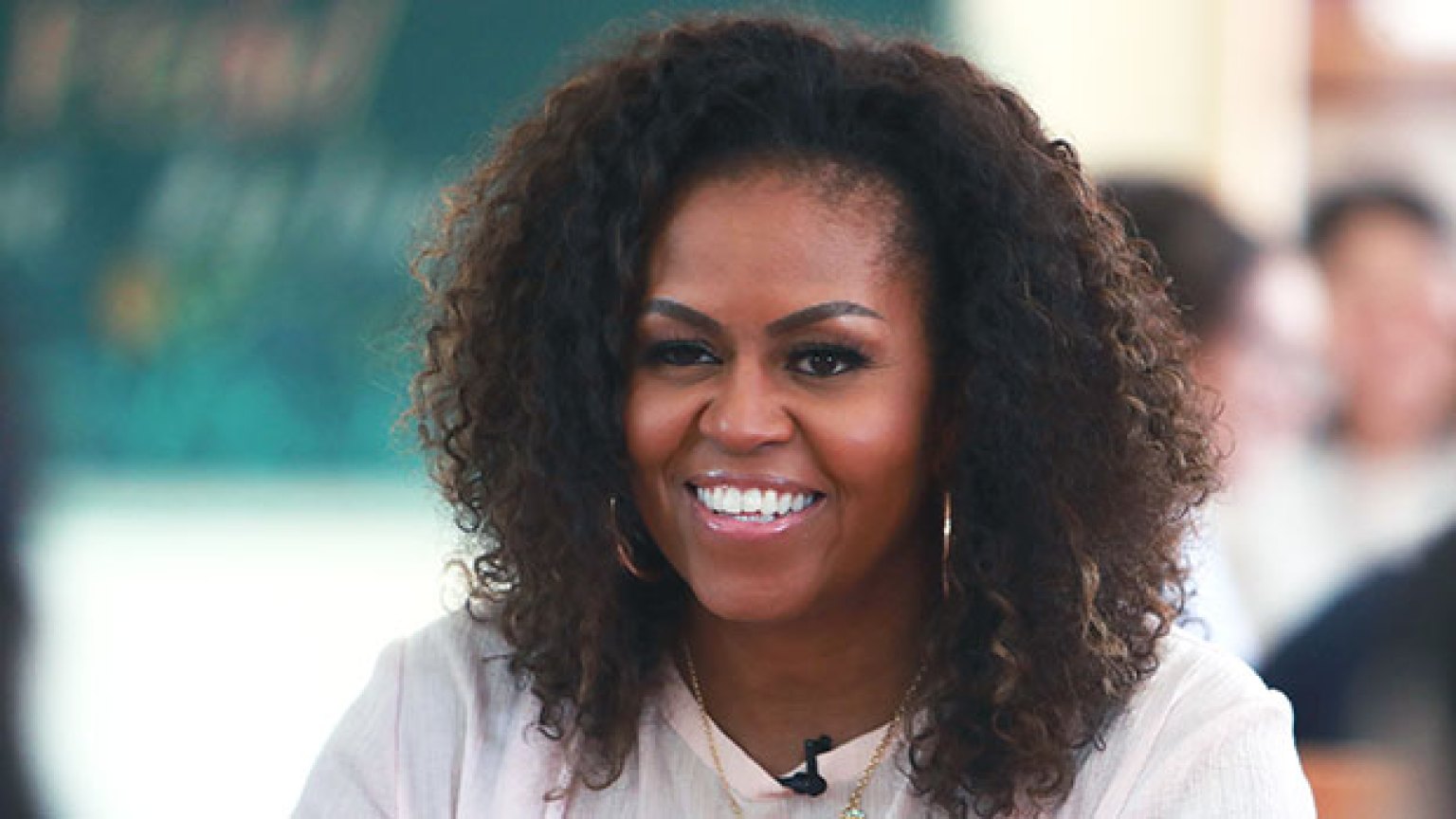 Michelle Obama Rocks Natural Hair While Getting Vaccine — Photo