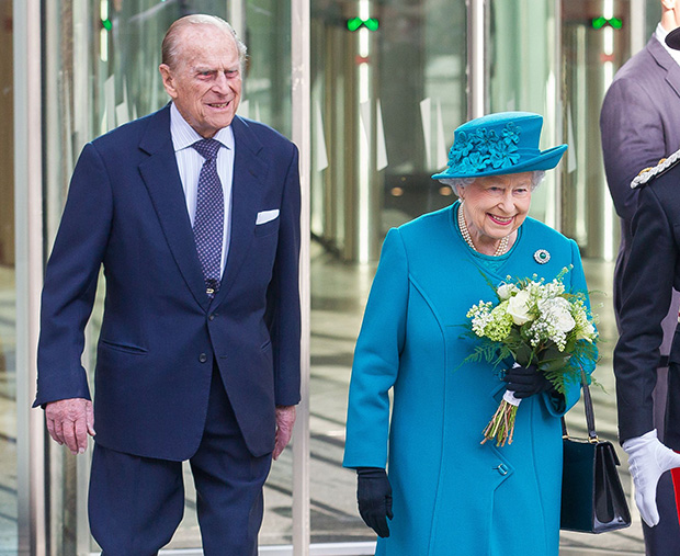 Kraliçe II. Elizabeth ve Prens Philip'in Romantik Zaman Çizelgesi: Fotoğraflar – Hollywood Life