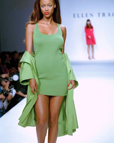 Tyra Banks Model Tyra Banks presents a chartreuse silk shantung trench coat over a knitted crepe tank dress from designer Linda Allard for Ellen Tracy's Spring 1995 women's wear collection in New York
Fashion Ellen Tracy, New York, USA