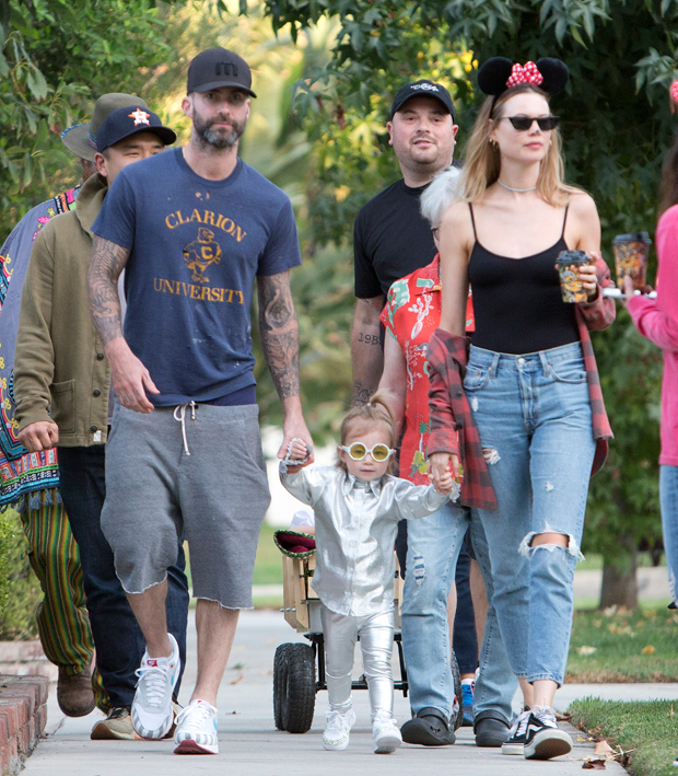 Adam Levine Wears Dress In Family Photo With Wife Daughters – Hollywood ...