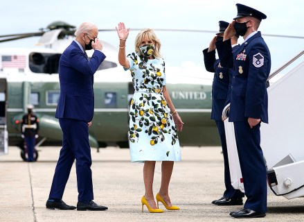 Presiden Joe Biden memberi hormat saat dia dan ibu negara Jill Biden menaiki Air Force One untuk perjalanan ke Georgia untuk menandai hari ke-100 menjabat, di Pangkalan Angkatan Udara Andrews, Md Biden, Pangkalan Angkatan Udara Andrews, Amerika Serikat - 29 Apr 2021