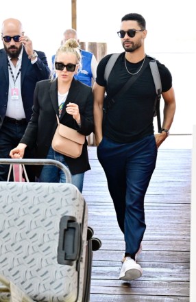 Venice, ITALY  - *EXCLUSIVE*  - 'Bridgerton' actor Rege-Jean Page is pictured looking suave while seen with his girlfriend Emily Brown seen leaving Venice Airport after attending the 2022 international Venice film festival.Pictured: Regé-Jean Page, Emily BrownBACKGRID USA 6 SEPTEMBER 2022 BYLINE MUST READ: Cobra Team / BACKGRIDUSA: +1 310 798 9111 / usasales@backgrid.comUK: +44 208 344 2007 / uksales@backgrid.com*UK Clients - Pictures Containing ChildrenPlease Pixelate Face Prior To Publication*
