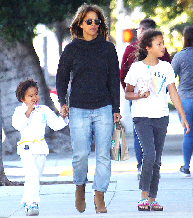 Halle Berry Snuggles Her Kids Nahla Maceo On The Beach In Cute Pic Hollywood Life