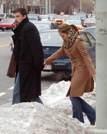 Ben Affleck dan Jennifer Lopez BEN AFFLECK DENGAN JENNIFER LOPEZ DI CAMBRIDGE, MASSACHUSETTS, AMERIKA - 14 DES 2003