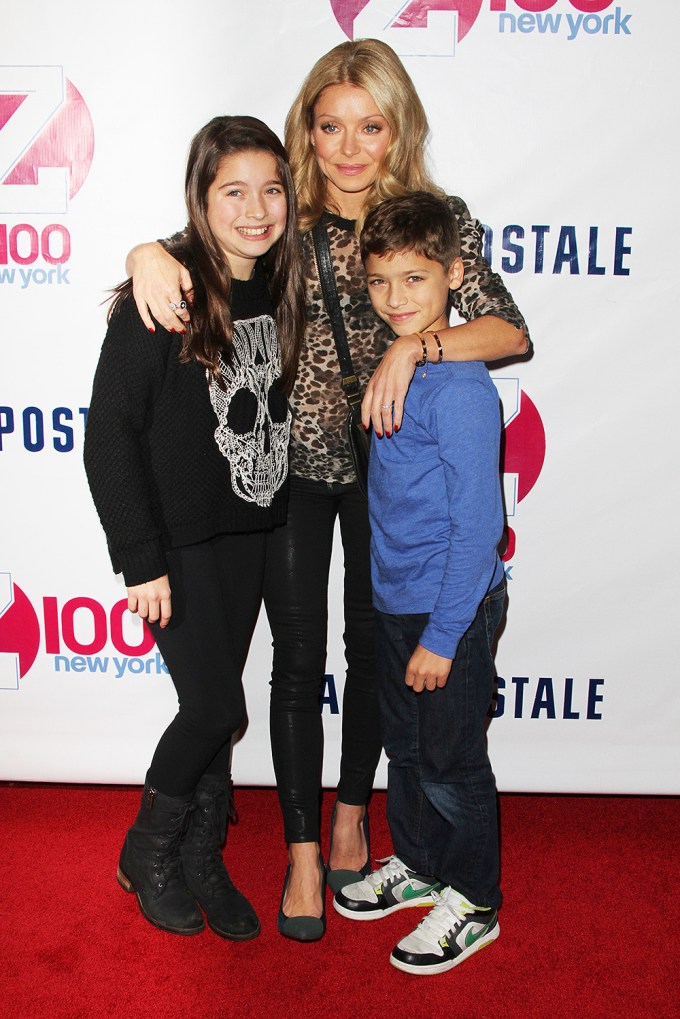Kelly Ripa posing with her kids