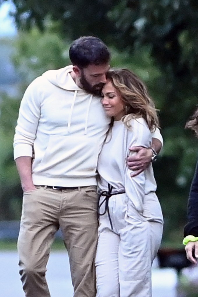 Jennifer Lopez & Ben Affleck Snuggle
