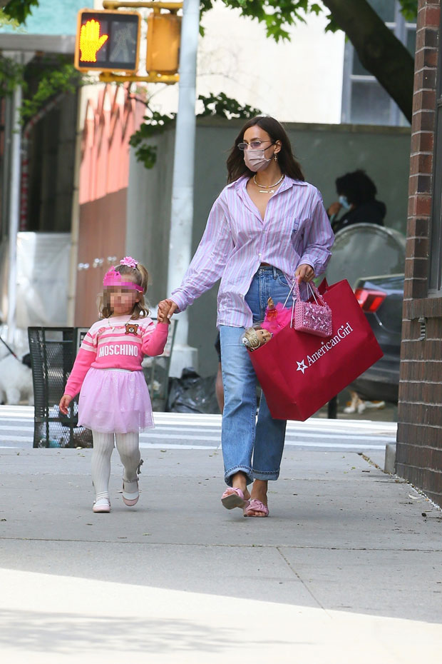 Bradley Cooper S Daughter Lea Wears Tiara With Mom Irina Shayk Hollywood Life