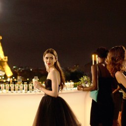 EMILY IN PARIS (L to R) LILY COLLINS as EMILY in episode 102 of EMILY IN PARIS. Cr. CAROLE BETHUEL/NETFLIX © 2020