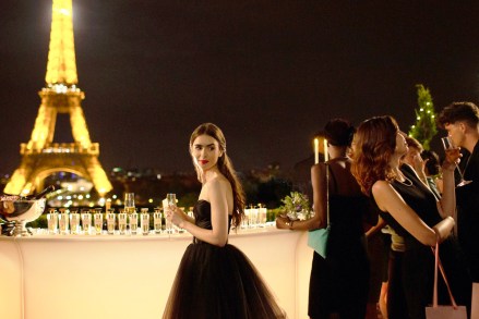 EMILY IN PARIS (L to R) LILY COLLINS as EMILY in episode 102 of EMILY IN PARIS.  Cr.  CAROLE BETHUEL / NETFLIX © 2020