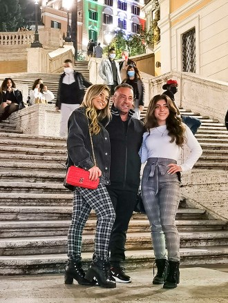 ÖZEL: Joe Giudice ve kızları Gia ve Milania, kimliği belirsiz bir kadınla Roma'da tatil yaparken görüntüleniyor.  Açık havada bir öğle yemeğinin tadını çıkarıyorlar ve ardından İspanyol Merdivenleri'nde biraz özçekim için durmadan önce ebedi şehrin moda bölgesinde bir alışveriş çılgınlığına gidiyorlar.  07 Kasım 2020 Resimde: Joe Giudice, Gia Giudice, Milania Giudice.  Fotoğraf için kaynak: MEGA TheMegaAgency.com +1 888 505 6342 (Mega Agency TagID: MEGA713716_003.jpg) [Photo via Mega Agency]