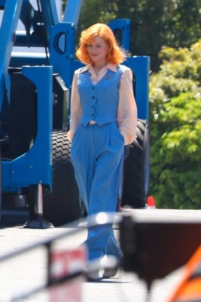 Los Angeles, CA - Actress Nicole Kidman and Alia Shawkat take a break on the set of 'Being the Ricardos' while filming in L.A.Pictured: Nicole KidmanBACKGRID USA 30 APRIL 2021 USA: +1 310 798 9111 / usasales@backgrid.comUK: +44 208 344 2007 / uksales@backgrid.com*UK Clients - Pictures Containing ChildrenPlease Pixelate Face Prior To Publication*