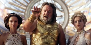 THOR: LOVE AND THUNDER, Russell Crowe as Zeus (center), 2022.  © Walt Disney Studios Motion Pictures / © Marvel Studios / Courtesy Everett Collection