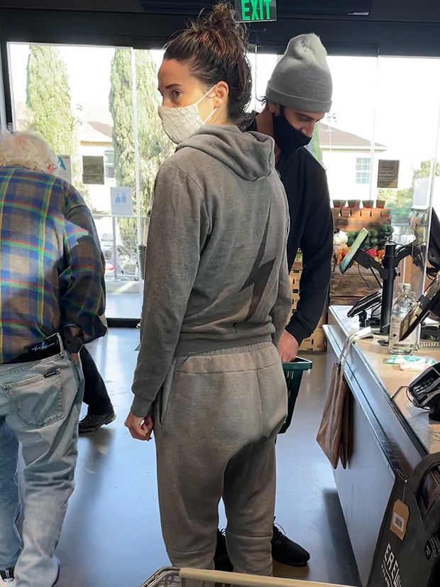 Shailene Woodley & Aaron Rodgers Go Grocery Shopping: Photos