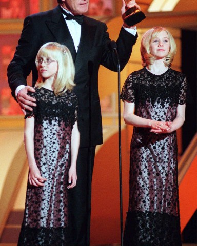 BRADSHAW Hall of Fame NFL quarterback Terry Bradshaw accepts his Favorite Sportscaster award with his two daughters Erin, left, and Rachel at the first annual TV Guide Awards, in Los Angeles
TV GUIDE AWARDS BRADSHAW, LOS ANGELES, USA