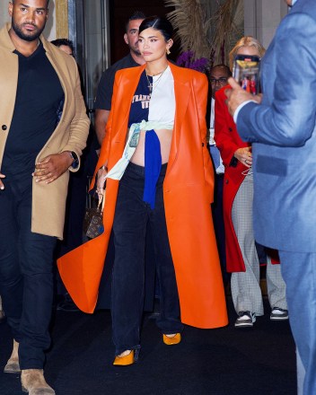 A Pregnant Kylie Jenner leaves her hotel in New York with an orange coat and a Louis Vuitton Handbag
Kylie Jenner leaving her hotel in New York, USA - 09 Sep 2021
Wearing Off White Coat Same Outfit as catwalk model *12195744ax