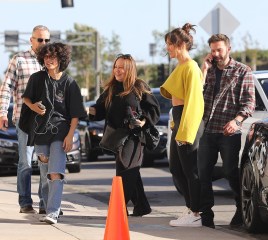 Los Angeles, CA  - *EXCLUSIVE*  - Ben Affleck and Jennifer Lopez head to a dance studio on Sunday. Ben is seen grabbing J-lo by her toned waist as they head into dance studio, they were accompanied by Jen's daughter Emme and Jen's assistant who was documenting their day. The superstar was seen in a pair of JLO leggings and mustard colored cropped sweated shirt.Pictured: Jennifer Lopez, Ben AffleckBACKGRID USA 25 MARCH 2022USA: +1 310 798 9111 / usasales@backgrid.comUK: +44 208 344 2007 / uksales@backgrid.com*UK Clients - Pictures Containing Children
Please Pixelate Face Prior To Publication*