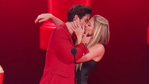 Madelyn Cline Chase Stokes Make Out After Winning Best Kiss At Mtv Movie Tv Awards Art Digest