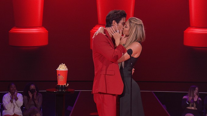 Madelyn Cline & Chase Stokes Win ‘Best Kiss’