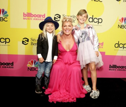 2021 BILLBOARD MUSIC AWARDS -- Pictured: In this image released on May 23, (l-r) Jameson Moon Hart, P!NK, and Willow Sage Hart arrive to the 2021 Billboard Music Awards held at the Microsoft Theater on May 23, 2021 in Los Angeles, California. --  (Photo by: Todd Williamson/NBC)