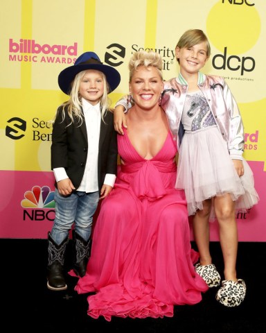 2021 BILLBOARD MUSIC AWARDS -- Pictured: In this image released on May 23, (l-r) Jameson Moon Hart, P!NK, and Willow Sage Hart arrive to the 2021 Billboard Music Awards held at the Microsoft Theater on May 23, 2021 in Los Angeles, California. --  (Photo by: Todd Williamson/NBC)
