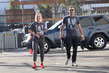 EXCLUSIVE: 90210's Brian Austin Green looks ready as he and partner and girlfriend Sharna Burgess head into the dance studio on Friday.  8 Oct 2021 Pictured: Brian Austin Green, Sharna Burgess.  Photo Credit: MEGA TheMegaAgency.com +1 888 505 6342 (Mega Agency TagID: MEGA794779_009.jpg) [Photo via Mega Agency]