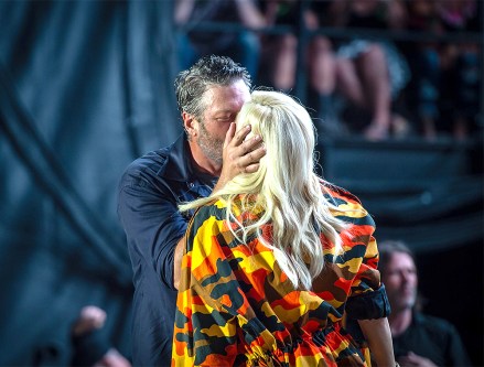 Blake Shelton und Gwen Stefani küssen sich, während sie während des Country Thunder Music Festivals zum ersten Mal gemeinsam in der Öffentlichkeit auftreten Blake Shelton und Gwen Stefani treten beim Country Thunder Music Festival in Twin Lakes, Wisconsin, USA - 18. Juli 2021 auf