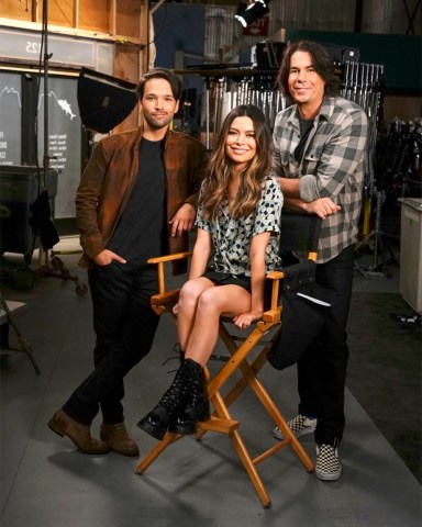 Pictured (L-R): Nathan Kress, Miranda Cosgrove and Jerry Trainor of the Paramount+ series iCARLY. Photo Cr: Lisa Rose/Paramount+ ©2021, All Rights Reserved.